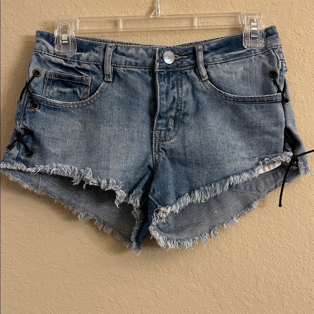 Frayed Denim Shorts with Lace-Up Sides
Mid Rise Size 2
